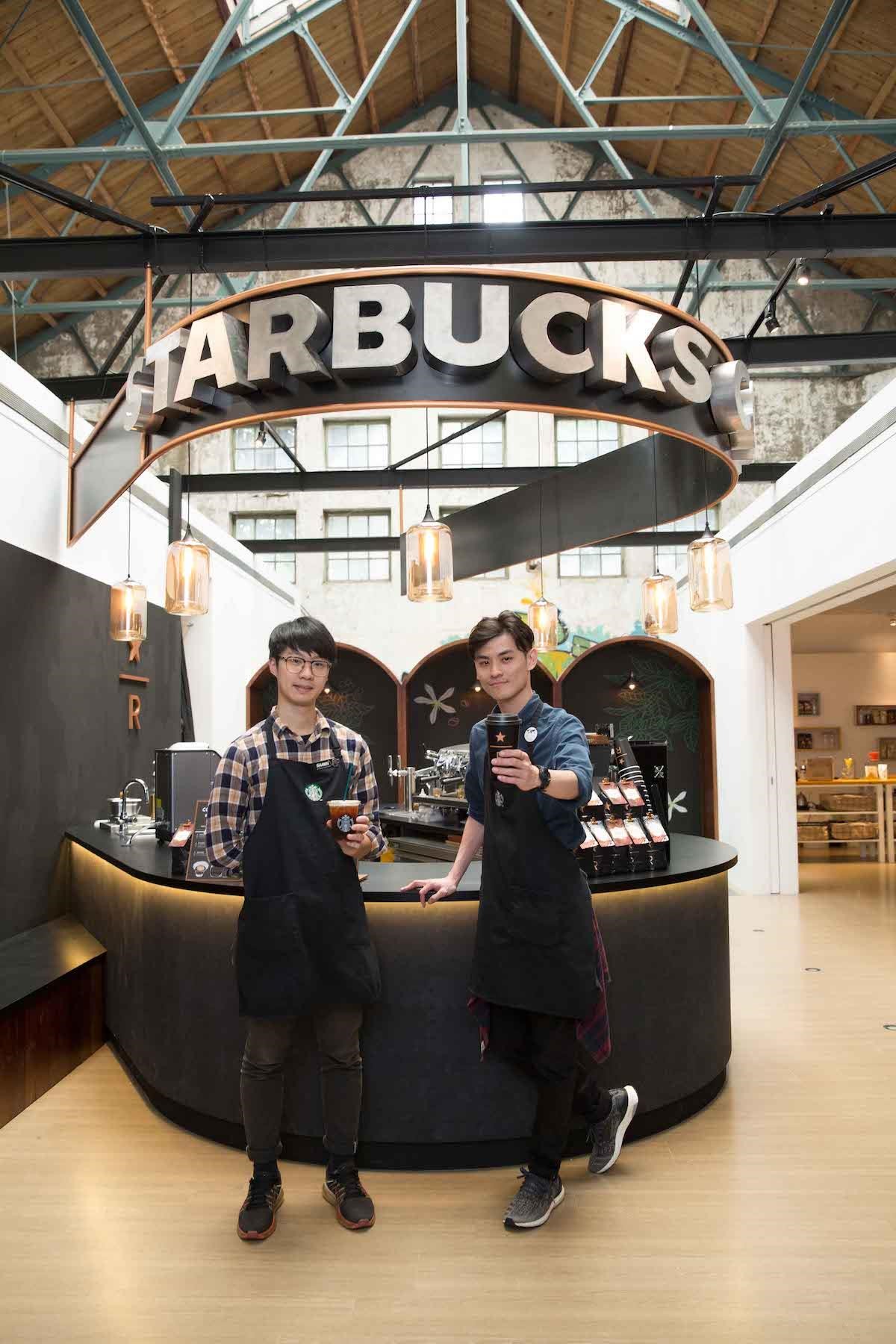 Coffee Bar(咖啡吧檯)，運用最新Reserve Bar概念及作法，以典藏系列頂級咖啡豆製作出經典與8款概念店限定飲品。圖片提供_星巴克